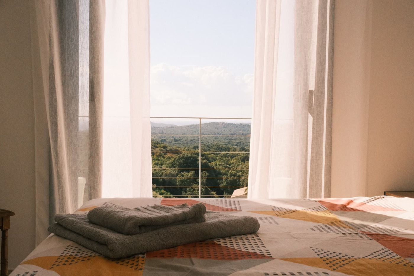 Vue sur le maquis depuis la chambre, linge de lit et serviettes préparés