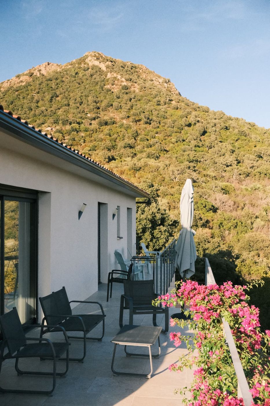 Balcon de la villa fleuri de bougainvilliers face à la montagne