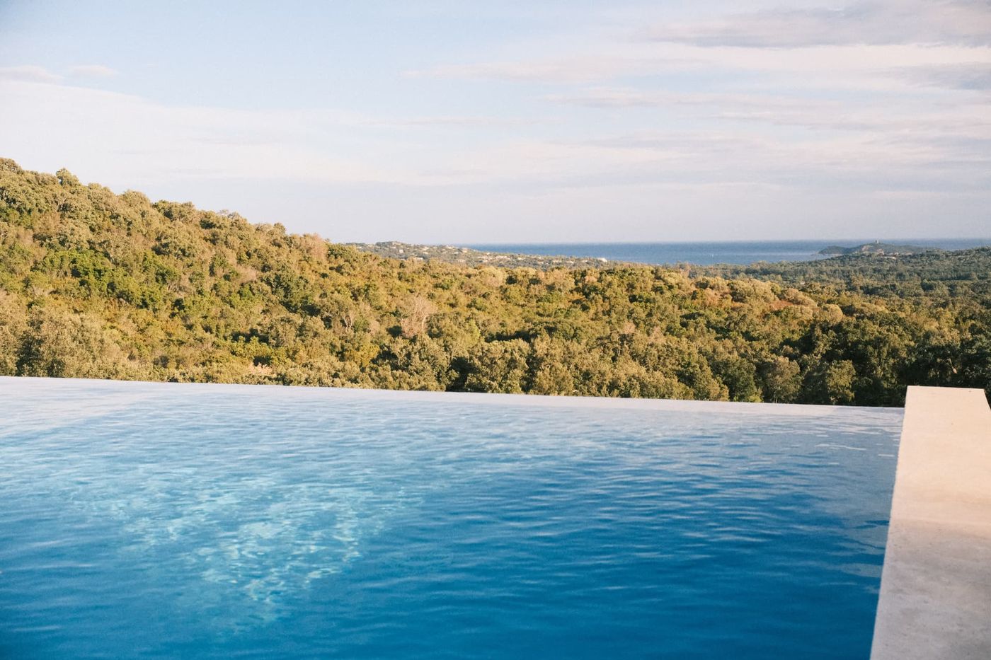 Piscine à débordement avec vue sur la mer et le maquis corse