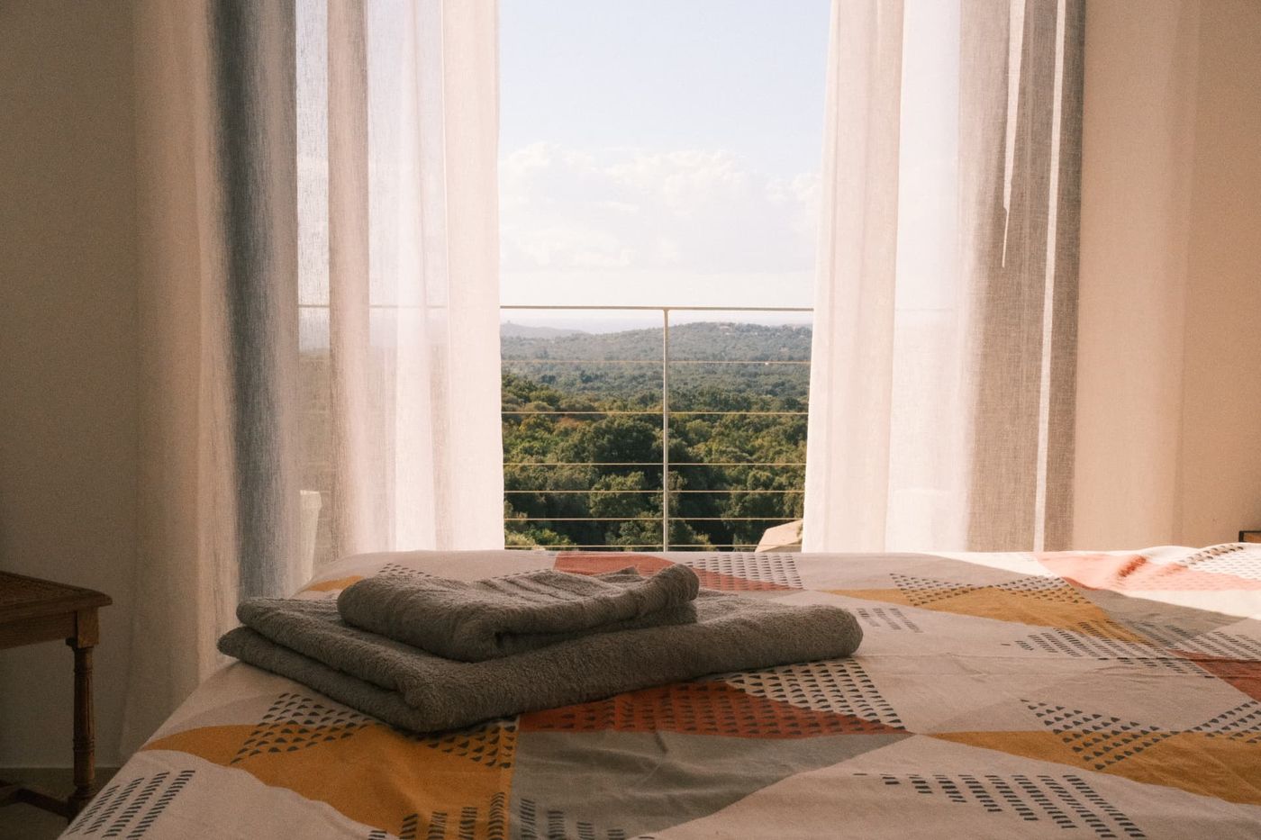 Chambre avec voilages et vue sur la nature corse