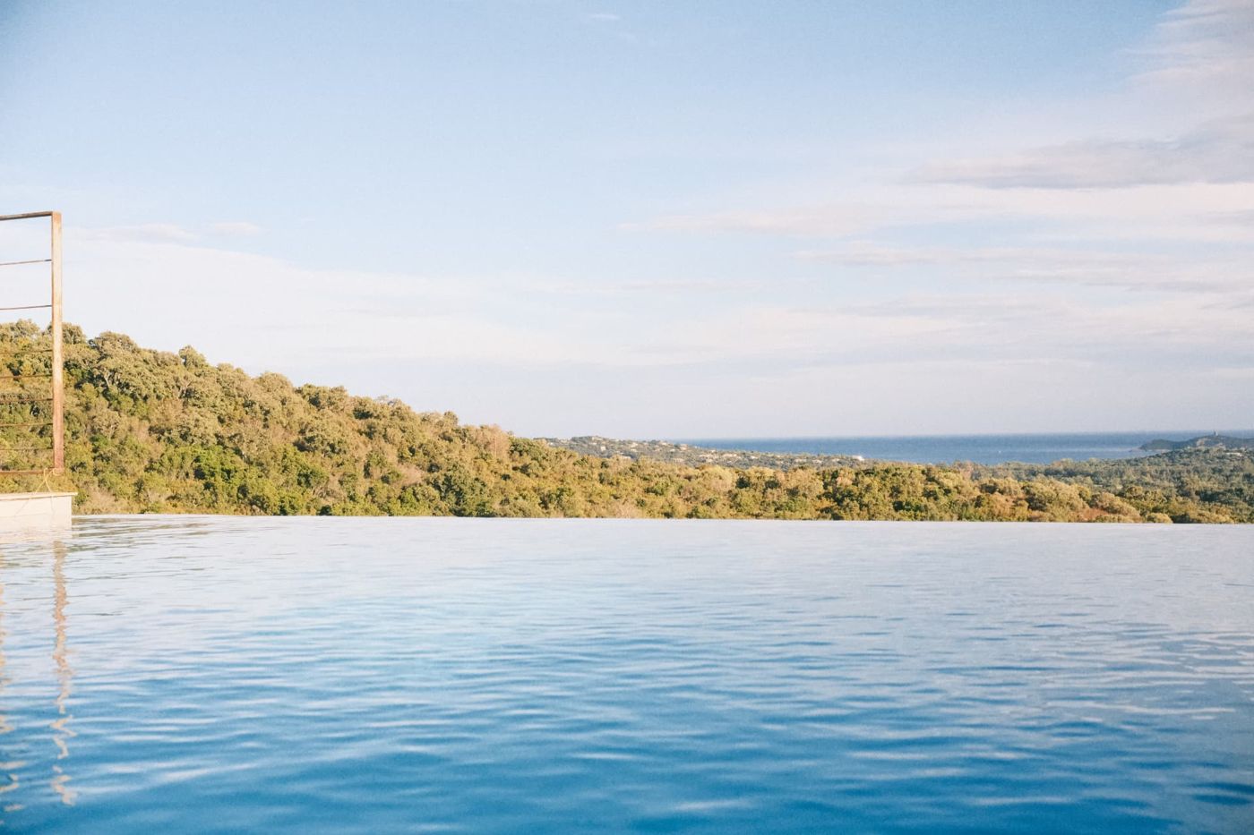 Piscine à débordement face à la mer et au golfe de Porto-Vecchio